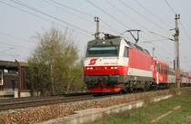 Die 1014 013 bringt am 15. April 2005 den Eilzug 2817 von Wien S�d nach Deutschkreuz. Die Aufnahme entstand am  Kabelberg . Links sieht man die Haltestelle Wien Gutheil Schoder Gasse der WLB.