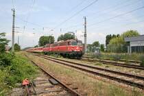 Am 17. Juni 2005 bringt die 1042 023 die kalte 1042 052 und den Eilzug 2119 zum Wiener Franz Josef Bahnhof. Hier bei der Durchfahrt durch Klosterneuburg-Weidling.