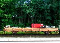 Materialwagen(40819415347-9, Heimatbf.Bad Ischl)steht mit einer Robel69.50 Einheit am Bhf. RIED i.I.; 080612