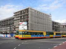 Ein Stadtbahn-Zug der Linie S1 des Karlsruher Verkehrs Verbundes (KVV) in Doppeltraktion �berquert am 02.10.2004 die Kreuzung am Ettlinger Tor auf dem Weg zum Hauptbahnhof und weiter nach Bad Herrenalb. Der vordere Stadtbahn-Wagen hat in der Mitte Panoramafenster. Im Hintergrund ist der Rohbau eines ECE-Einkaufszentrums zu sehen. 