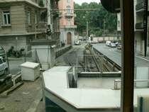 Blick aus dem abw�rts fahrenden Tram beim unteren Teil der Standseilstrecke.Auf dem Stumpfgleis wird jetzt der Standseilwagen abgestellt,dann f�hrt das Tram einige Meter zur�ck um in das linke Gleis einzuspuren und dann in Richtung Piazza Oberdan(Endstation)weiterzufahren.Triest 05.06.08