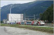 Ge 4/4 III 649  Lavin  zieht die in Chur gewendeten Glacier Express 906/908 nach St.Moritz. Im Hintergrund ist ein neuer Block des TEGRA Biomassekraftwerks auf dem Gel�nde der Ems Chemie sichtbar. (11.06.2008)