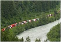 Hier ist die ganze L�nge des GEX 906/908 ersichtlich, wobei sich der Speisewagen hinter einer Gruppe Erlen versteckt. (11.06.2008)