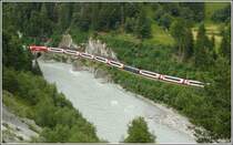 Auf der MGB werden die zwei Glacier Express 906 und 908 in zwei Teilen gef�hrt. (Maximallast im Zahnstangenbereich). Ab Disentis Richtung Chur und St.Moritz verkehren beide Z�ge gemeinsam, was dann 12 Wagen ergibt. W�hrend der vordere Zugsteil einen blauen Speisewagen f�hrt, wird im hintern Zugsteil das Essen vom roten Servicewagen aus am Platz serviert. (11.06.2008)