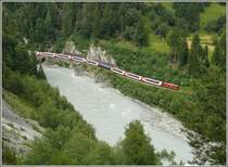 Weil es soviel positive Kommentare ausgel�st hat (Dank an alle) noch ein paar Bilder aus dem Bonaduzer Wald mit Tiefblick auf die Oberl�nder Linie. Etwas versp�tet schl�ngelt sich die Ge 4/4 II 629  Tiefencastel  mit den Glacier Express 906 und 908 durch die S-Kurve unterhalb von Trin. F�r die Aufnahme des ganzen Zuges von 12 Wagen ist der Bildausschnitt zu klein. (11.06.2008)