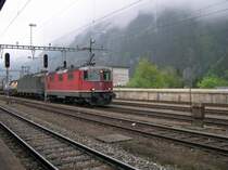 Gotthard 2008 - Die beiden SBB Loks Re 4/4 11162 und Re 6/6 11659 haben am Abend des 22.05.2008 einen G�terzug die Gotthard Nordrampe hinaufgezogen. Nun legen sie einen Kurzen Halt ein, damit ihre Kollegin am Schluss des Zuges, die ihnen bis hierher Unterst�tzung gegeben hat, abgesetzt werden kann.