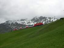 Gotthard 2008 - W�hrend der Zug sich den Berg hinauf schl�ngelt hat der geneigte Eisenbahnfotograf gen�gend Zeit den Standort zu wechseln. Aus anderer Perspektive sehen wir noch einmal D 904 Zermatt-St. Moritz am 24.05.2008 am N�tschen bei Andermatt. In Disentis werden �brigens die beiden Z�ge D 904 und D 906 in einem nur 3 min dauernden Rangierman�ver zusammengesetzt und setzen ihre Fahrt gemeinsam nach St. Moritz fort. In der Gegenrichtung funktioniert es genauso.