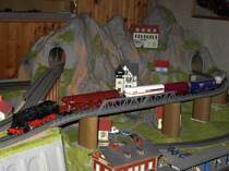 Die 85 001 mit einem G�terzug unterwegs auf der Gebirgsbahn. 