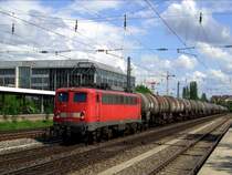 Die 140 632 mit einem Kesselwagenzug am 31.05.2008 bei der Durchfahrt am Heimeranplatz. (M�nchen)