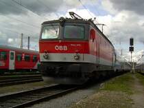 Die 1144 275 mit einem EC bei der Einfahrt in Salzburg Hbf. (01.05.2008)