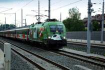 �BB - EM-Lok Euromotion mit SZ 15163 kommend aus Z�rich durchf�hrt gerade den Bahnhof Salzburg-Europark.  13.06.08