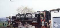 BR50 3708 �berquert einen Bahn�bergang (H�lle, 2000)