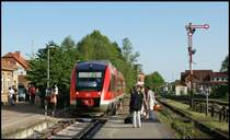 Ein Lint 41 f�hrt am 11.05.2008 als RB nach Flensburg in den Bahnhof von S�derbrarup ein.