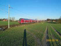 Dieser aus L�beck kommende RE geschoben von einer 218 f�hrt an einem sonnigen Abend Richtung Hamburg Hbf. Schade,dass zu diesem Zeitpunkt die Sonne so tief stand, dann w�hre mein Schatten nicht mit drauf. Gut zu sehen sind auch die Fortschritte der Elektrifizierung dieser Strecke, die Ende 2008 in Betrieb geht. Mal sehen was dann f�r E-Loks vor den Regionalz�gen fahren. Reinfeld 16.02.08.