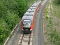 642 072 und ein weiterer Desiro haben als RB nach Saalfeld soeben Oberweimar verlassen. 2004-05-31.