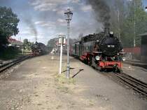 99 731 und 99 735 mit ihren Z�gen nach KO Jonsdorf und KO Oybin warten auf die Doppelausfahrt. 2003-08-26.