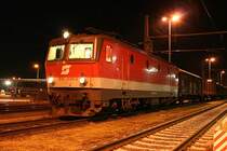 In der Nacht des 25. Mai 2005 wartet die 1044 030 nach der Neubildung ihres Zuges 54091 in P�chlarn auf die Weiterfahrt nach Wien ZVB.