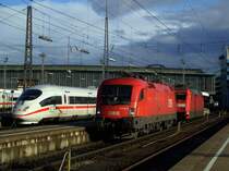 Die 1116 047 und die 101 072 am 06.02.2008 beim Abrangieren von Gleis 12 in M�nchen Hbf. Im Hintergrund steht ein ICE 3