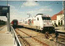 Einer der sch�nsten Werbe-101er war die 101 115.Im Jahre 2001 kam Sie mit einem IC in Binz an.