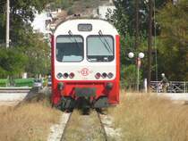 OSE,Der Zug aus Pir�us f�hrt durch die Strassen von Loutraki zum 
Endbahnhof. 29.09.04