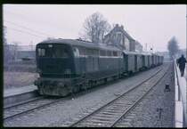 L�ngst ist sie verschrottet die DE 2000 der Westf�lischen Landeseisenbahn hier mit dem morgentlichen Sch�lerzug in Erwitte im M�rz 69