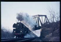 Traurige Erinnerung an Glanzzeiten der Deutschen Reichsbahn erweckte dieses Bild eines Interzonenzuges unter der Br�cke der ehemaligen  Berliner Kurve  die extra f�r die fliegenden Z�ge in den 30er Jahren erbaut wurde. Sie ist heute wieder entstanden aber nicht mehr mit Dampflok zu fotografieren Fr�hjahr 68