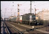 Im Fr�hjahr 1972 war diese Bespannung Werktags t�glich hier kurz nach verlassen des Frankfurter S�dbahnhofs bei der Durchfahrt durch Sachsenhausen