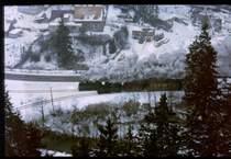 Wenige Eisenbahnfreunde haben sich die M�he gemacht die bekannte Doppelausfahrt der Selketalbahn bei Alexisbad einmal von oben zu fotografieren hier geschehen im Winter 83 