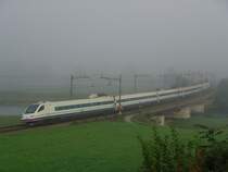 Der Cisalpino kommt gerade aus dem Morgennebel und �berquert die Reussbr�cke zwischen Oberr�ti und Rotkreuz