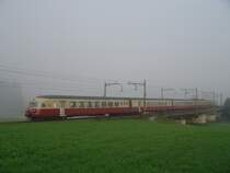 Der TEE kommt gerade aus dem Morgennebel und �berquert die Reussbr�cke zwischen Oberr�ti und Rotkreuz 