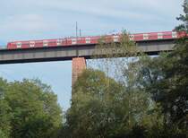 BR 420 f�hrt als S 3 Flughafen - Stuttgart - Backnang am 12.10.2004 �ber die Remstalbr�cke zwischen Waiblingen und Neustadt-Hohenacker.