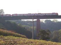 Zwei BR 423 fahren als S 3 Flughafen - Stuttgart - Backnang am 12.10.2004 �ber die Remstalbr�cke zwischen Waiblingen und Neustadt-Hohenacker.