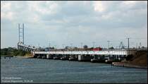 155 140 mit G�terzug von Rostock Seehafen nach F�hrhafen-Mukran auf der Strelasundbr�cke vor den Toren Stralsunds, 26.06.08.