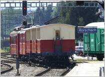 Da der neue Triebwagen in der Werksttte steht verkehren wieder die ABDeh 2/4 und schieben die Wagen nach Heiden. Da diese Fahrzeuge nicht via Bauchladen steuerbar sind, bentigt es an der Spitze eine Aufsicht mit Funk. Obwohl pensioniert, versieht der Sepp diese Arbeit seit Jahr und Tag. Wie er mir verraten hat, soll es aber seine letzte Saison sein. (01.07.2008)