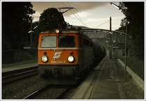 Die altwertige 1042 054 bespannte am 30.6.2008 den lzug 57705 von Wien Schwechat nach Werndorf. Die Aufnahme enstand im letzten Licht bei der Durchfahrt in Stbing. Viele Restkilometer drfte diese Maschine nicht mehr haben, daher wird man sie nicht mehr so oft, bzw. nicht mehr lange vor die Linse bekommen.