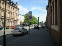 Ein Blick auf den vom sonnenlicht beleuchteten Bahnhofsvorplatz von Offenburg.