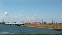 Vor dem Panorama der Hansestadt Stralsund berquert ein Flirt der DB die Strelasundbrcke und den Rgendamm als RE9  HanseExpress . 26.06.08