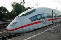 Ausgeschlafen, aber unrasiert.. Eine ICE 3- Schnauze  am 2. Juli 2008 an Bahnsteig 9 in Mnchen-Pasing.