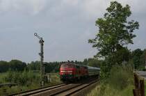 218 307-8 und eine weitere 218 ziehen am 23.08.2007 einen IC Richtung Sden am Esig von St. Michaelisdonn vorbei.