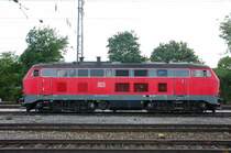 Zwar im totalen Gegenlicht, aber das Maximale herausgeholt:
 218 460-4 im Lokportrait. (Mnchen-Pasing, 2. Juli 2008)