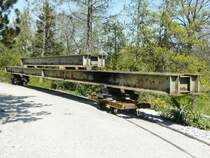 SchBB - 2 Beladene Rollwagen im Betriebsareal bei der SchBB = Schinznacher Baumschulbahn am 27.04.2008 .... Bahnjubil�um 30 Jahre ....