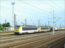 SNCB Loks 1317 und 1335 warten mit ihrem G�terzug am 22.06.08 bei Uckange auf einem Nebengleis auf Fahrtfreigabe. (Hans) 