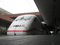 402 017-8  Bergen auf R�gen  als ICE 549 nach Berlin Ostbahnhof bei der Ankunft in D�sseldorf Hbf am 03.07.2008