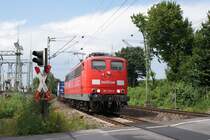 151 133-6 mit einem Containerzug am Km 28,190 in D�sseldorf am 04.07.08