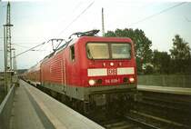 2007 gab es eine nur am Wochenende fahrende RE-Verbindung Berlin Hbf-Binz.Dieser wurde mit Doppelstockwagen und der 114 gefahren.Am Abend fuhr der RE wieder zur�ck Richtung Berlin.An einem Abend habe ich den RE 38597 Binz-Berlin Hbf mit der 114 039 in Bergen/R�gen abgelichtet.