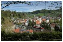 Blick auf Waidhofen an der Ybbs und die Schwarzbachbr�cke mit R 6905 nach Lunz am See am 19.4.2008. Wie so oft in der letzten Zeit mit Fotowolke.