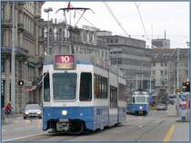 Tram 2101 mit S�nfte, dahinter eine Mirage, vor dem Hauptbahnhof Z�rich. (18.03.2008)