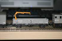 Offener G�terwagen mit Ladekran.