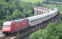 101 140 schiebt ihren IC �ber den Bekeviadukt.