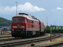 232 689 mit einem G�terzug am 8.7.2008 in Schwandorf.